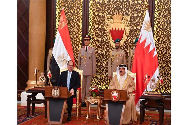 الملك حمد بن عيسى يستقبل الرئيس السيسي في لقاء أخوي
