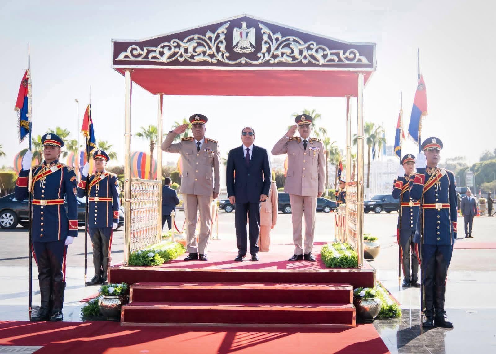 الرئيس عبد الفتاح السيسي يضع إكليلا من الزهور على النصب التذكاري لشهداء القوات المسلحة بمناسبة ذكرى تحرير سيناء