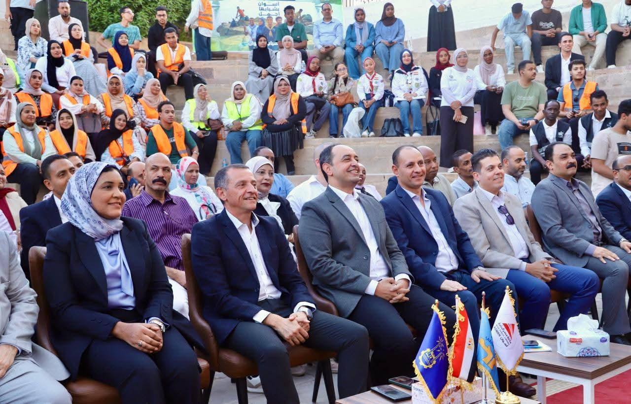 المهندس عمرو لاشين محافظ أسوان والدكتور عمرو عثمان مدير صندوق مكافحة الإدمان يسلمان مجموعة من المتعافين من تعاطى المواد المخدرة عقود لإنشاء مشروعات تجارية