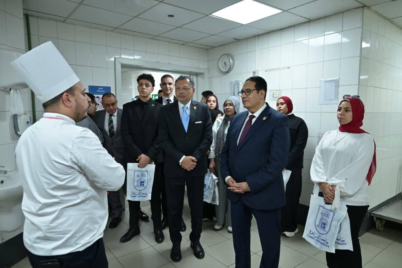 جامعة القاهرة : زيارة إلى مستشفى الناس وتتعرّف عن قرب على نموذج رائد في الرعاية الصحية المجانية جامعة القاهرة تنظم زيارة ميدانية إلى مستشفى الناس