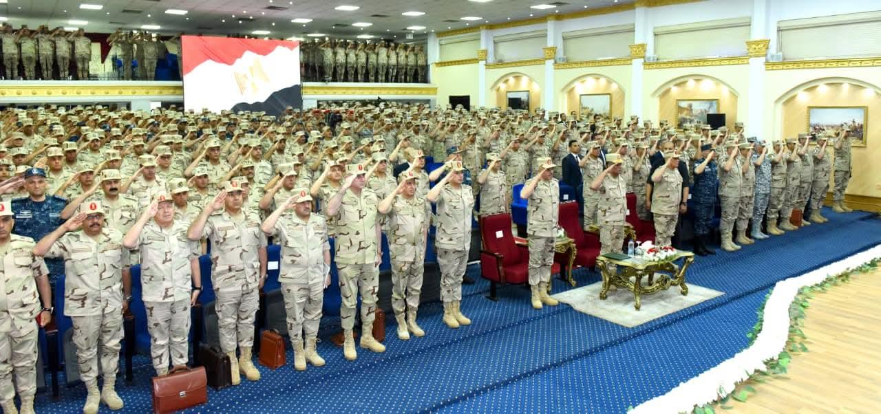 المتحدث_العسكرى : الفريق / أشرف سالم زاهر القائد العام للقوات المسلحة وزير الدفاع والإنتاج الحربى يلتقى عدداً من مقاتلى المنطقة الجنوبية العسكرية