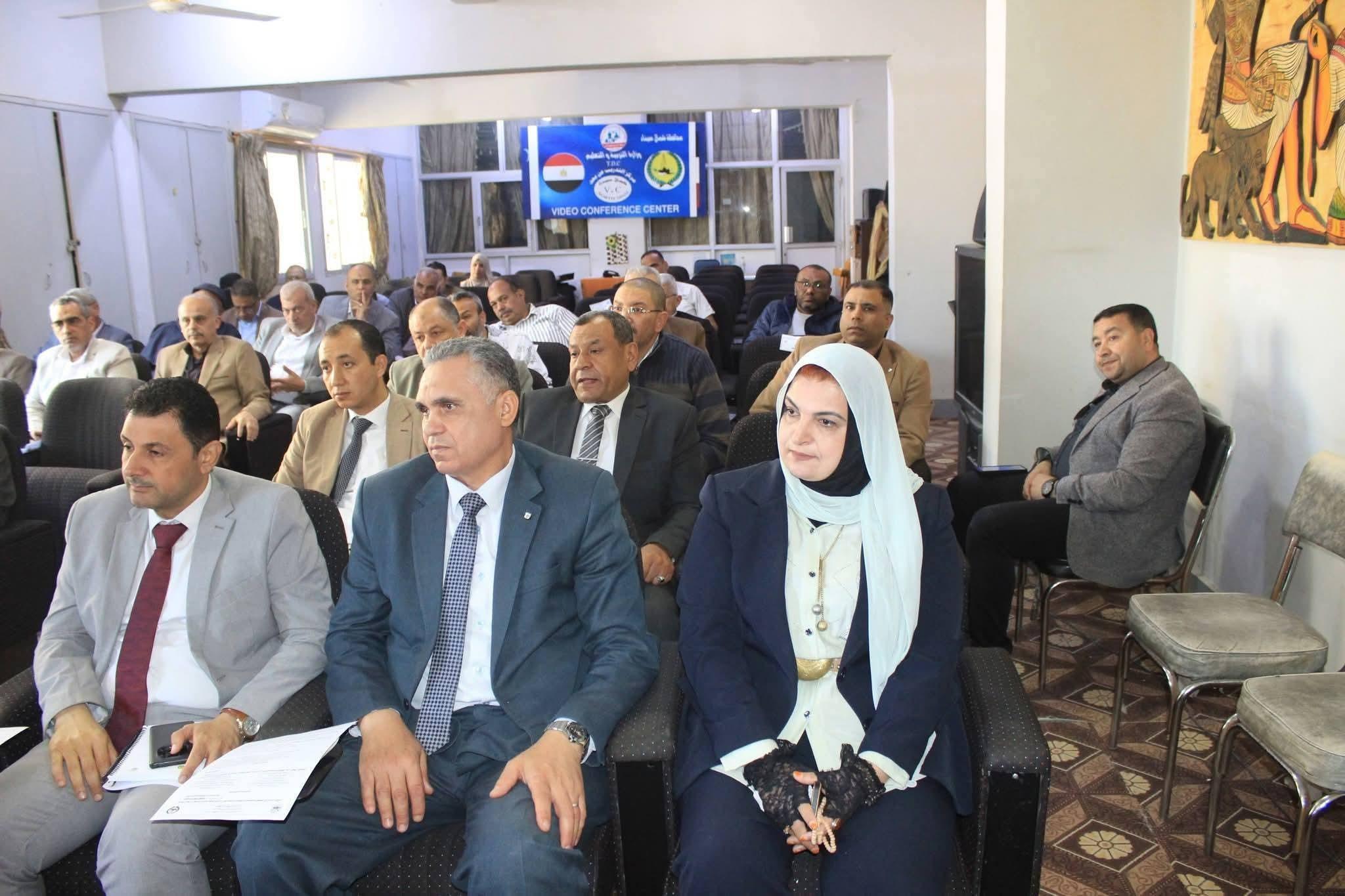 مدير عام الشئون التنفيذية تحضر اجتماع الاستعداد لامتحانات الفصل الدراسي الثاني