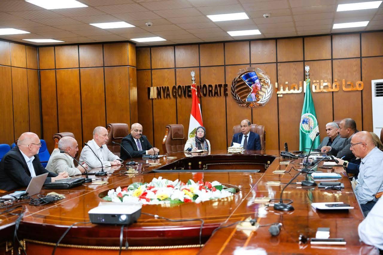 محافظ المنيا يبحث مع وفد هيئة الاستثمار وشركة “دريكسلماير” الألمانية إنشاء مصنع لإنتاج ضفائر السيارات