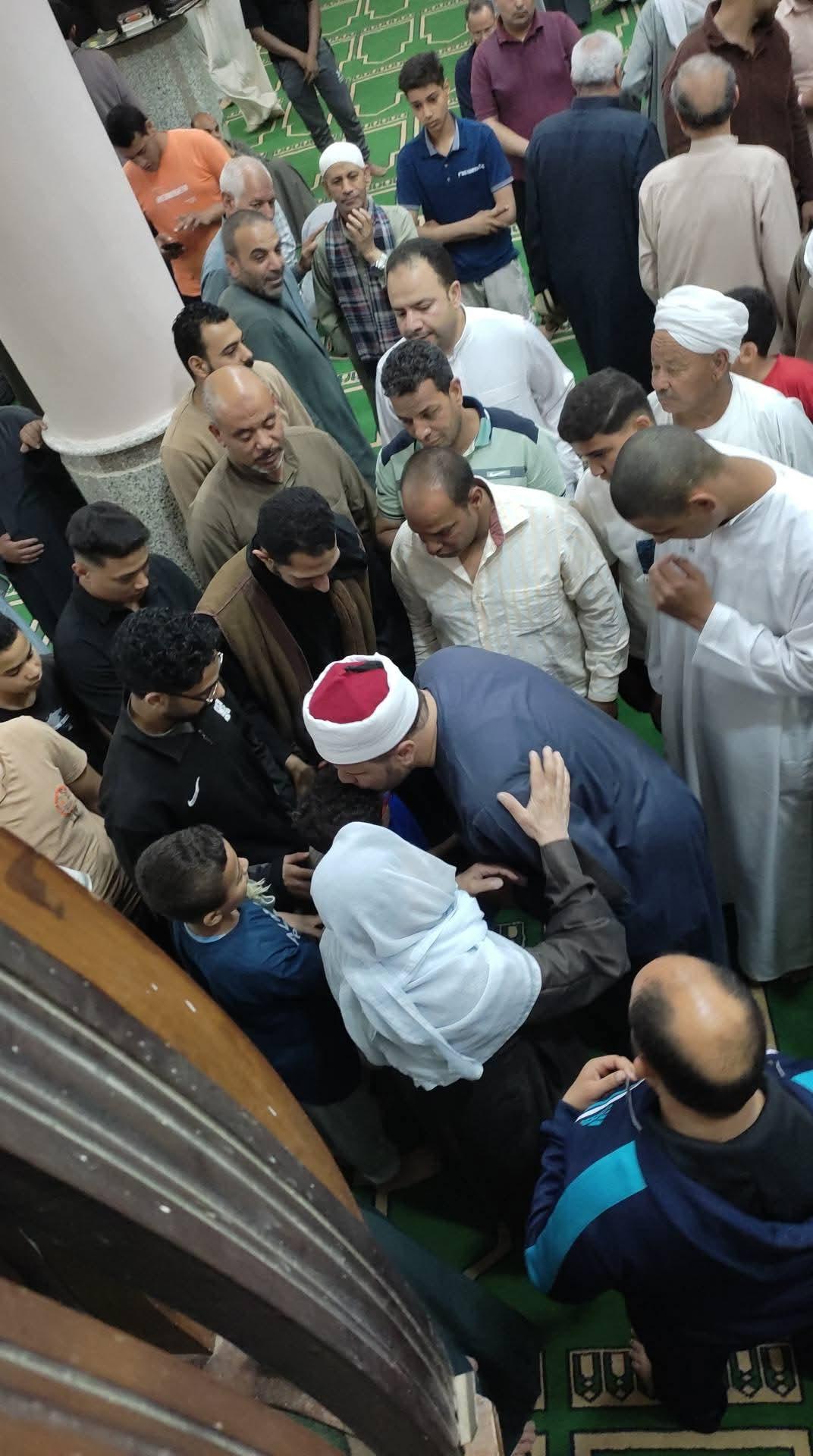 سنورس بالفيوم تودع خطيب الجمعة في مشهد مهيب